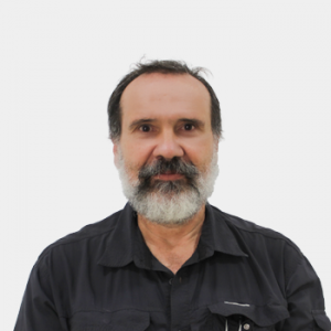 Fotografía frontal del profesor Luis Alberto Nuñez