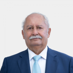 Fotografía frontal del profesor Luis Francisco Garcia