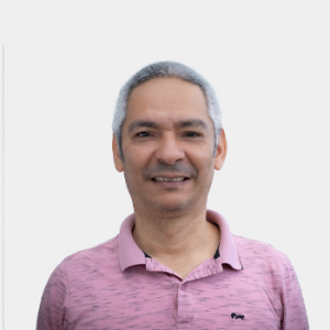 Fotografía frontal del profesor Rafael Torres