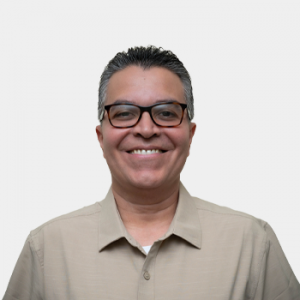 Fotografía frontal del profesor René Álvarez Orozco
