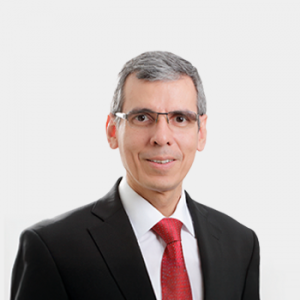 Fotografía frontal del profesor Alejandro Tello