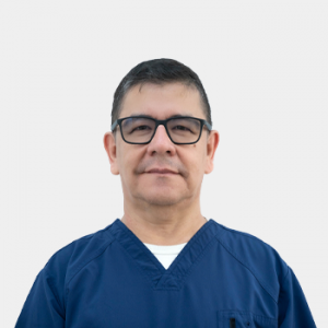 Fotografía frontal del profesor Alvaro Enrique Niño
