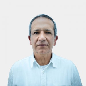 Fotografía frontal del profesor Alvaro Gomez