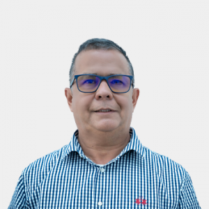 Fotografía frontal del profesor Bladimir Saldarriaga
