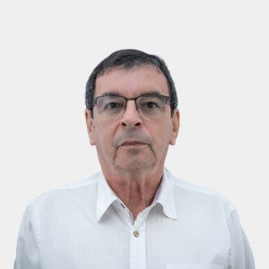 Fotografía frontal del profesor Carlos Arturo Conde
