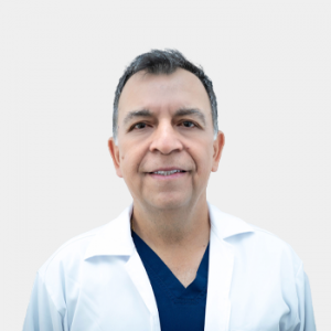 Fotografía frontal del profesor Carlos Becerra