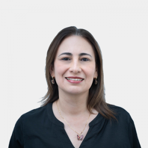 Fotografía frontal de la profesora Carolina Vargas