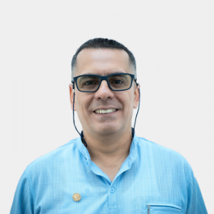 Fotografía frontal del profesor Fabian Gomez