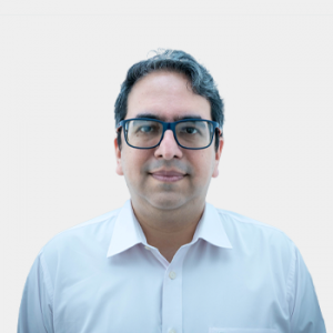 Fotografía frontal del profesor Gustavo Contreras