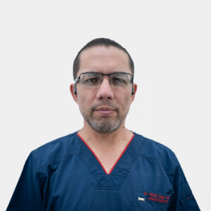 Fotografía frontal del profesor Hector Torres