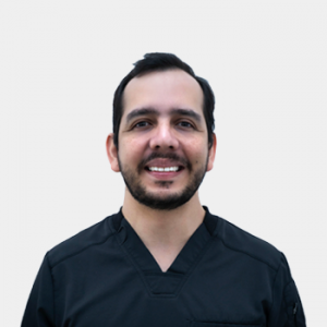 Fotografía frontal del profesor Jorge Rueda