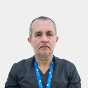 Fotografía frontal del profesor Juan Paulo Serrano