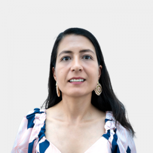 Fotografía frontal de la profesora Julie Benavides