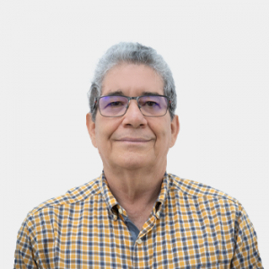 Fotografía frontal del profesor Luis Ballesteros