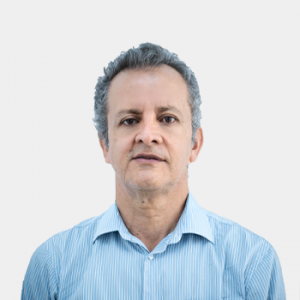 Fotografía frontal del profesor Luis Pedraza