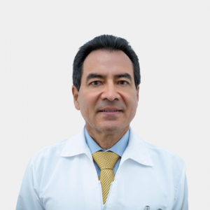 Fotografía frontal del profesor Mario Isidro Bueno