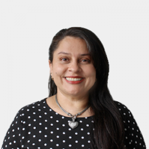 Fotografía frontal de la profesora Mayut Delgado