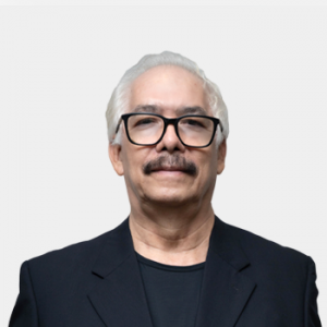 Fotografía frontal del profesor Miguel Alarcon