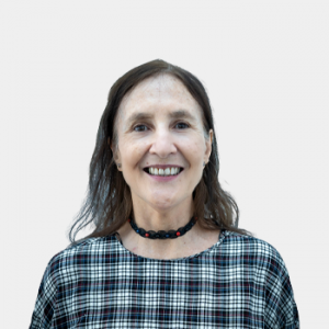 Fotografía frontal de la profesora Patricia Escobar