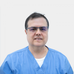 Fotografía frontal del profesor Rafael Enrique Serrano