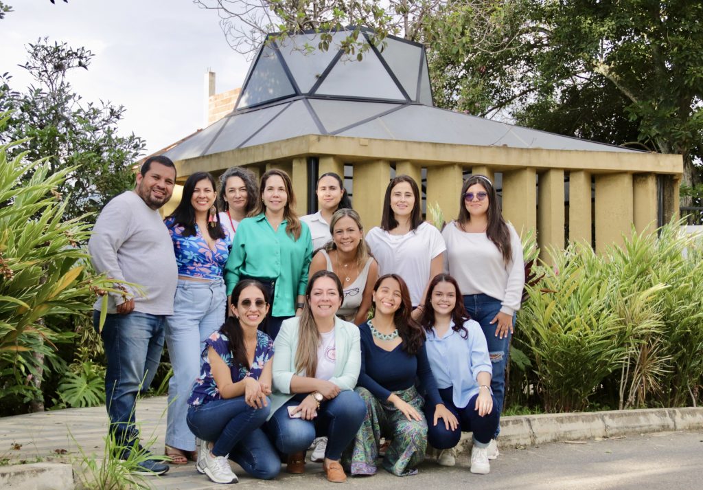 Fotografía del equipo de profesionales que atienden el centro de escucha