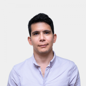 Fotografía frontal del profesor Adrian Alzate Garcia