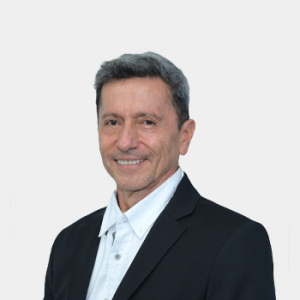 Fotografía frontal del profesor Humberto Escalante Hernández