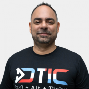 Fotografía frontal del funcionario Edwin Hernan Ordoñez