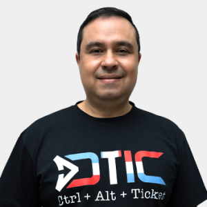 Fotografía frontal del funcionario Gilberto Diaz