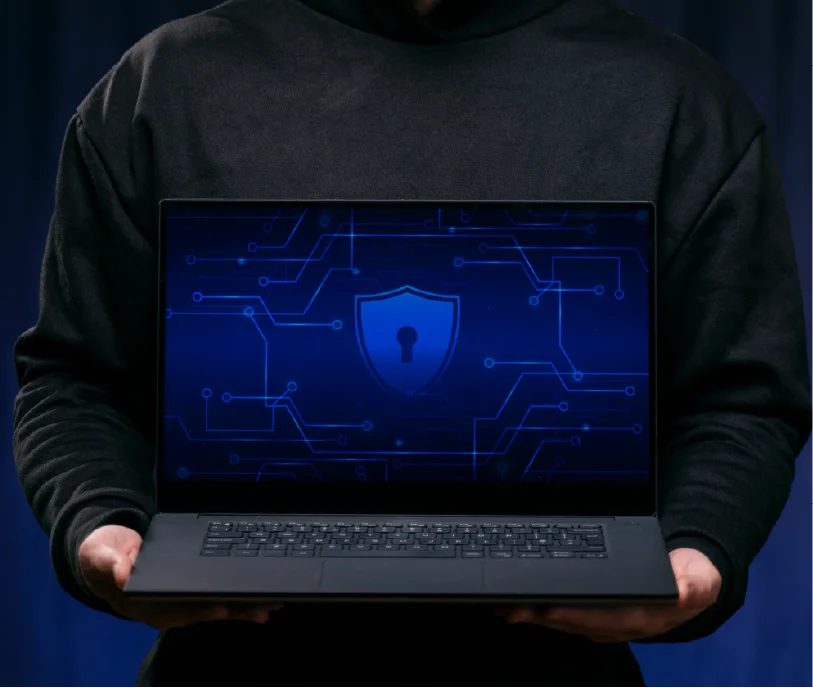 Imagen de una persona sosteniendo un computador