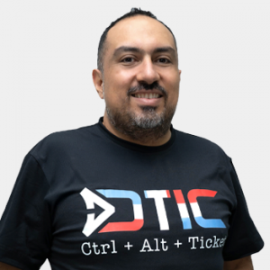 Fotografía frontal del funcionario Juan Manuel Garzón