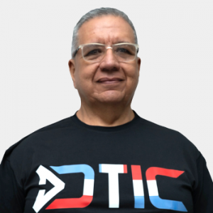 Fotografía frontal del funcionario Mauricio Delgado