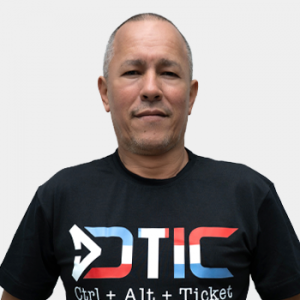 Fotografía frontal del funcionario Moises Gonzalez