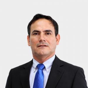 Fotografía frontal del profesor Adan Yovani León Bermudez