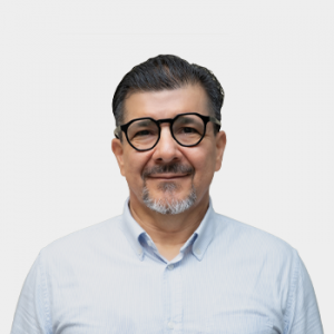 Fotografía frontal del profesor Alonso Silva Rojas