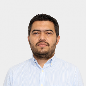 Fotografía frontal del profesor Arnold Rafael Romero