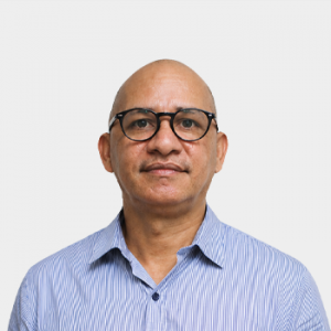 Fotografía frontal del profesor Arnoldo Rafael Teheran