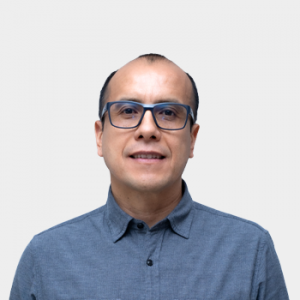 Fotografía frontal del profesor Carlos Andres Cardenas