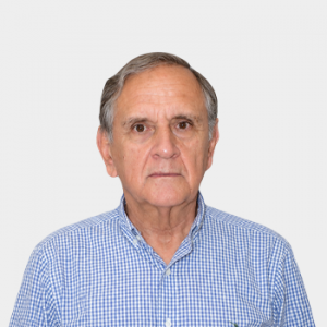The photo was taken in the foreground and the professor Carlos Eduardo Diazis is located in the center.
