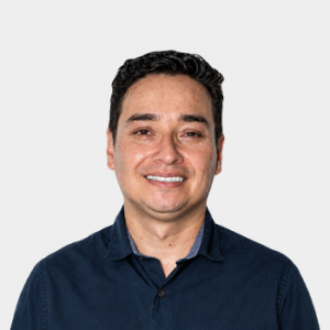 Fotografía frontal del profesor Carlos Augusto Fajardo