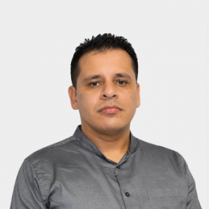Fotografía frontal del profesor Carlos Jaime Barrios