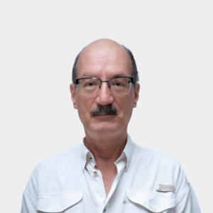 Fotografía frontal del profesor Carlos Uzcategui