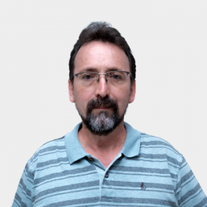 Fotografía frontal del profesor Edgar Augusto Sarmiento