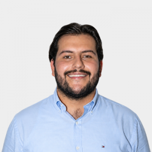Fotografía frontal del profesor Edinson Fabian Adarme