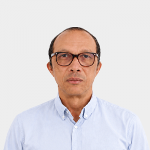 Fotografía frontal del profesor Enrique Mejía Ospino