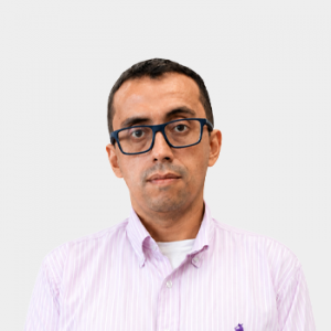 Fotografía frontal del profesor Fabio Martínez