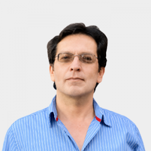 Fotografía frontal del profesor Fernando Rojas
