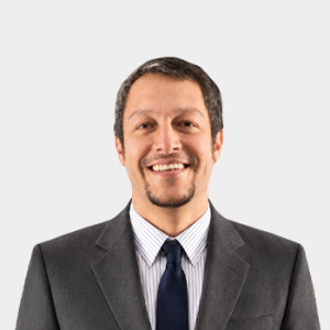 Fotografía frontal del profesor Javier Eduardo Arias Osorio