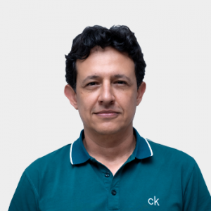 Fotografía frontal del profesor Javier Mauricio Martínez Gómez