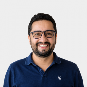 Fotografía frontal del profesor Javier Orlando Aguirre Román